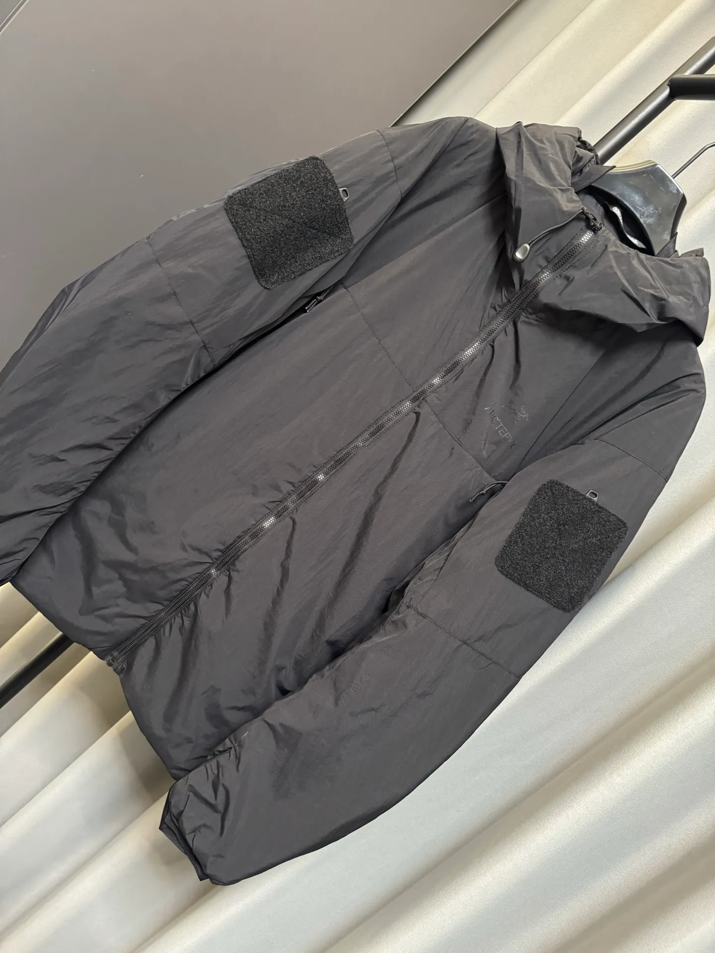 【Premium 】 Arc·teryx 26fw ! N WINDSTOPPER 2L ， Coreloft 100 ， 。 Cold Series ， ， ， ！ ， 。 windstopper ,n Gossamera Fusion WS。 ， ： 1： WINDSTOPPER ， ， ， ， 。 Coreloft ， 。 。 2： 。 3： ， ， 。 4： ， ， 。 ， ， ： / Gray/ Size：s/m/l/xl/xxl